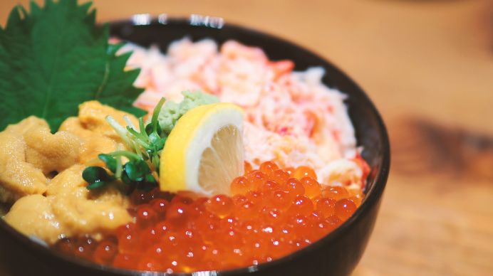 18:00 | 夕食　島の海鮮料理を楽しむ
